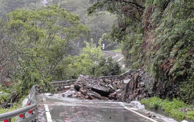 因台東縣南橫公路坍方、落石，霧鹿國小及利稻分校仍有15位老師仍無法返校。（台東縣警局提供／蔡旻妤台東傳真）