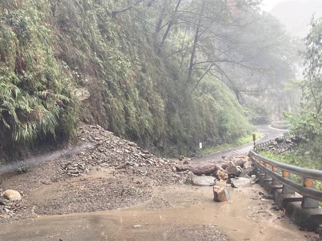 因台東縣南橫公路坍方、落石，霧鹿國小及利稻分校仍有15位老師仍無法返校。（台東縣警局提供／蔡旻妤台東傳真）