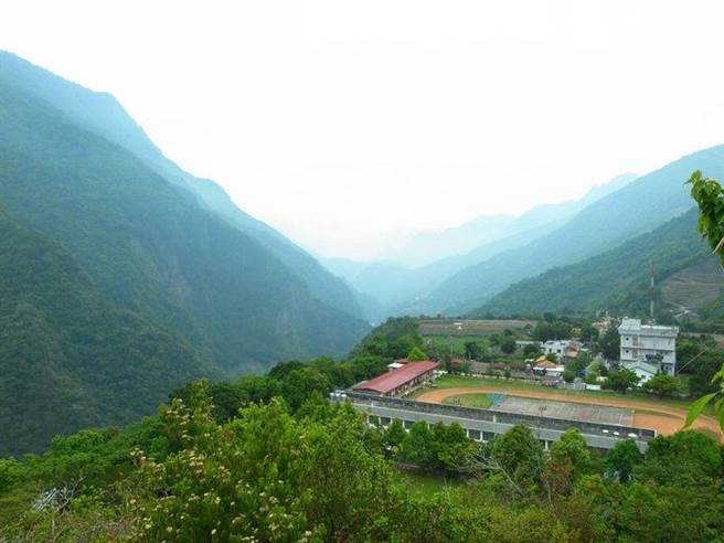 因台東縣南橫公路坍方，霧鹿國小（見圖）及分校仍有15位老師仍無法返校。（摘自花東縱谷國家風景區）