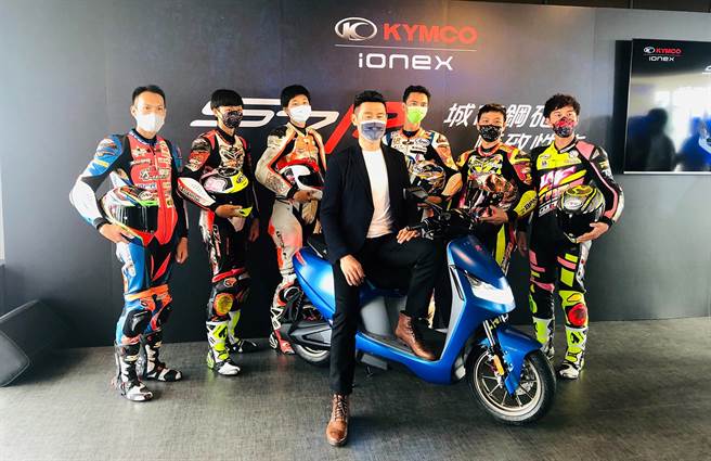 光阳KYMCO甫推出的IONEX性能旗舰S7R备受市场瞩目，超强人气带领IONEX家族10月销售（截至目前为止）一举衝上国内电动车排行榜第2名。(图/中时新闻网摄)