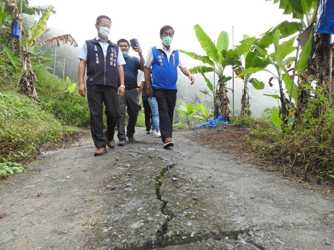 南投县长林明溱（右），14日到中寮乡会勘农路待改善工程。（南投县政府提供／廖志晃南投传真）