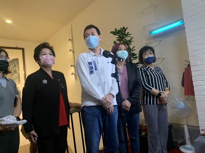 国民党团总召费鸿泰今下午率多位女立委拜访院长游锡堃。（张薷摄）