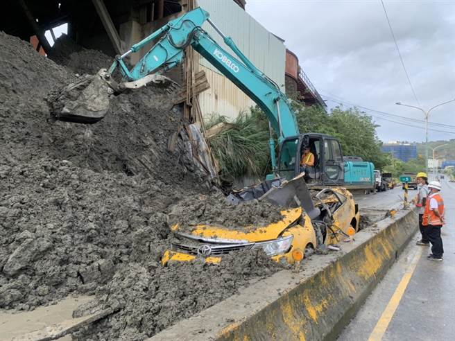 桃園市龜山區承恩砂石場因砂石崩塌壓死1名計程車司機，矛頭指向市府長期縱容業者違法行為。（翻攝照片／中央社記者葉臻傳真）