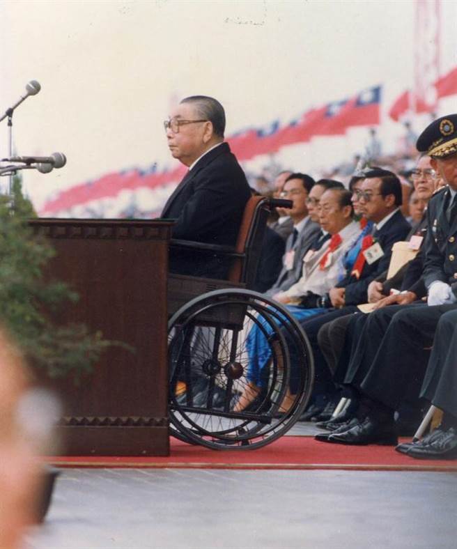 1983年01月12日蒋经国总统坐轮椅出席国庆庆典。（中时摄影组摄）