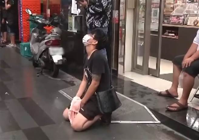 戴女之後前往殯儀館用DNA驗屍，檢方稍早已確認其中2名死者為戴女父母，由警方拿出照片後，戴女一眼認出並崩潰哭喊「媽媽」。（圖／翻攝自中時新聞網直播）