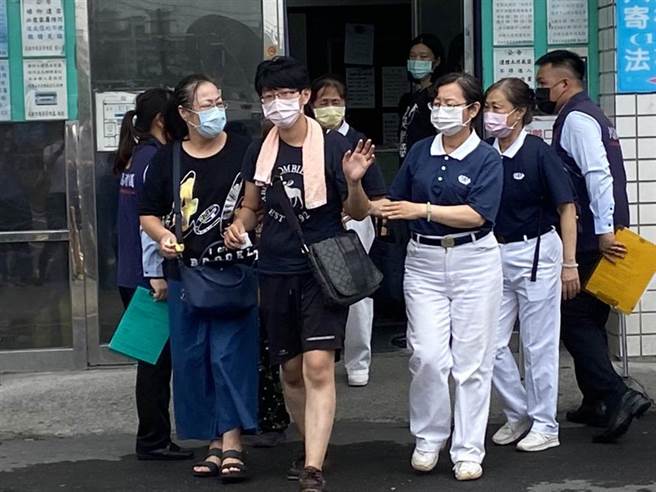 戴女之後前往殯儀館用DNA驗屍，檢方稍早已確認其中2名死者為戴女父母，由警方拿出照片後，戴女一眼認出並崩潰哭喊「媽媽」。（圖／翻攝自中時新聞網直播）