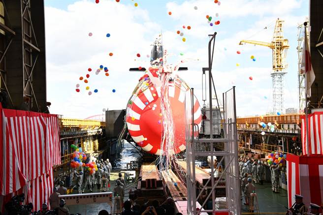 白鲸号正式下水，预计2023年3月服役。(图/海上自卫队脸书)