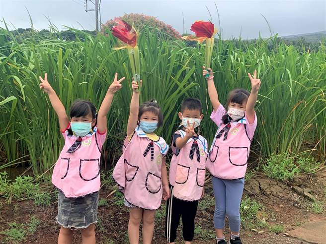 筊白筍、斗笠成擬真火炬 新北邀民眾發揮創意為選手加油。（新北市新聞局提供）