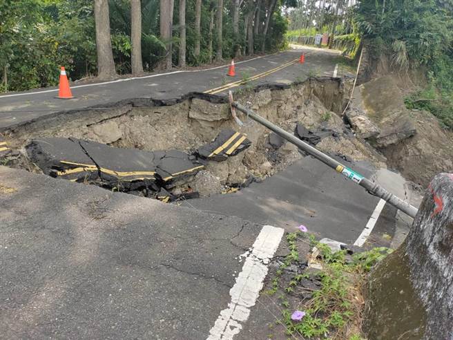 古坑乡云209线剑湖露营农场一带，自2018年山竹颱风后不断坍方，最近加剧变成走山。（云林县府工务处提供）