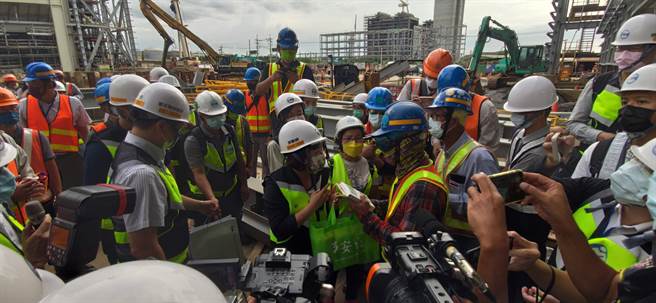 台電向指揮中心專案申請為大潭電廠的興建案引進863名外國人。（林良齊攝）