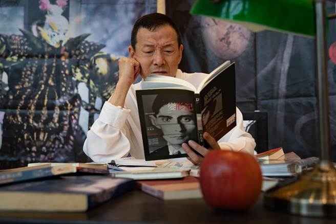 国家文艺奖得主吴兴国近期演出作品《蜕变》，改编自捷克小说家卡夫卡代表作，他在编创的过程中，也从卡夫卡的人生背景里，看见了自己的人生。（当代传奇剧场提供）