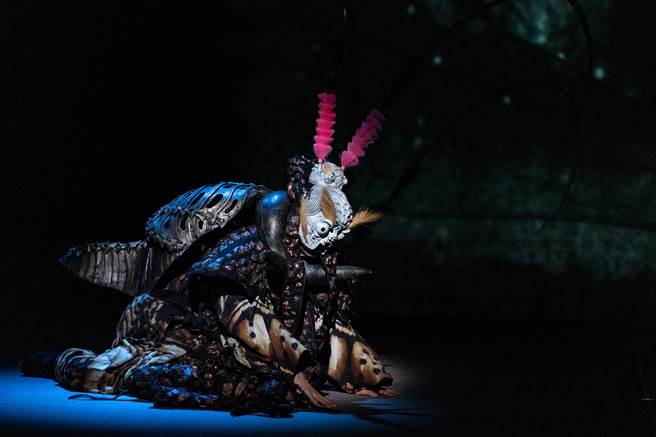 《蜕变》是捷克小说家卡夫卡经典作，故事描述主角葛里戈，有天一觉醒来竟变成一只大虫，想从人类社会逃脱却又无能为力，同时还有被家人疏离的孤寂感。全剧由吴兴国一人分饰7角演出。（当代传奇剧场提供）