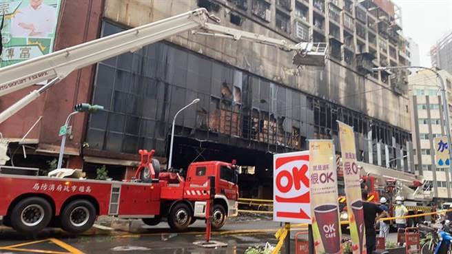 （高雄市盐埕区城中城14日凌晨发生大火。图／读者提供）