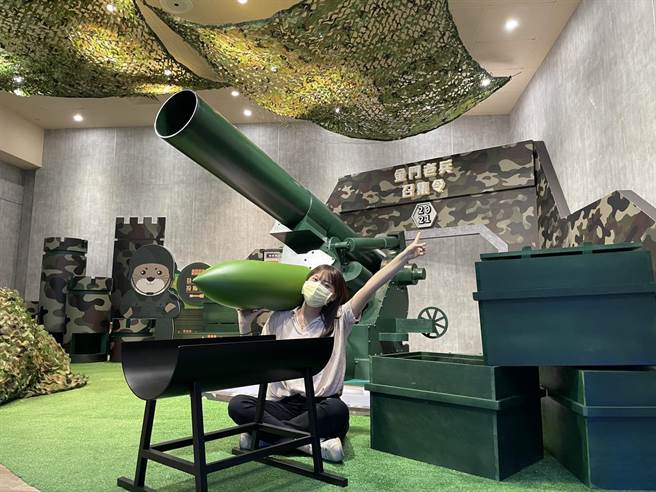 金門年度重磅活動「老兵召集令」10／15開跑，縣府在老戰友重返英雄島的首站尚義機場規畫洋溢迷彩主題色彩的〈金門形象館〉特展。（金門縣府觀光處提供）