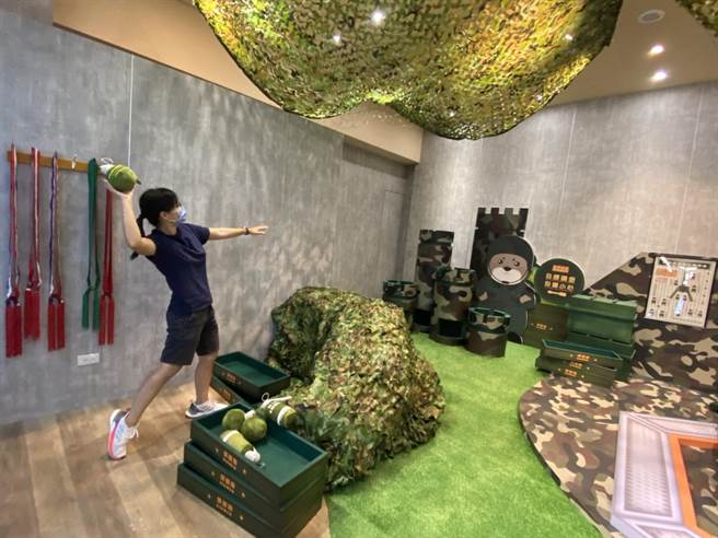 金門年度重磅活動「老兵召集令」10／15開跑，縣府在老戰友重返英雄島的首站尚義機場規畫洋溢迷彩主題色彩的〈金門形象館〉特展。（金門縣府觀光處提供）