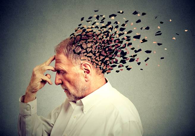 哈佛醫學院營養學家納多（Uma Naidoo）指出，自己每天必吃黑巧克力、莓果、薑黃、綠色蔬菜、發酵食品等5大類食物來提升自己的記憶力及專注力。（示意圖／shutterstock）