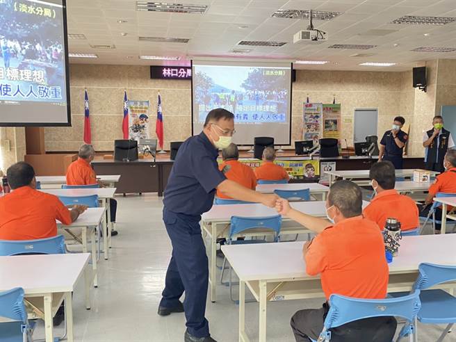 新北市政府警察局林口警分局举办交通义勇警察常年训练，警察局长黄宗仁亲自到场主持，，盼透过训练，凝聚共识，与感情交流，才能有效达成警民合作，共维治安。(戴志扬翻摄)