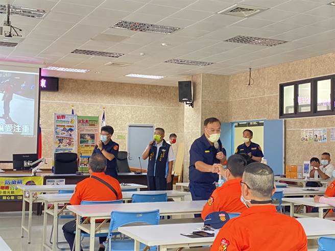新北市政府警察局林口警分局举办交通义勇警察常年训练，警察局长黄宗仁亲自到场主持，，盼透过训练，凝聚共识，与感情交流，才能有效达成警民合作，共维治安。(戴志扬翻摄)