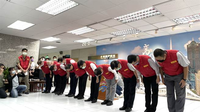 城中城惡火，陳其邁兩度90度鞠躬致歉 「不會迴避責任」。（柯宗緯攝）