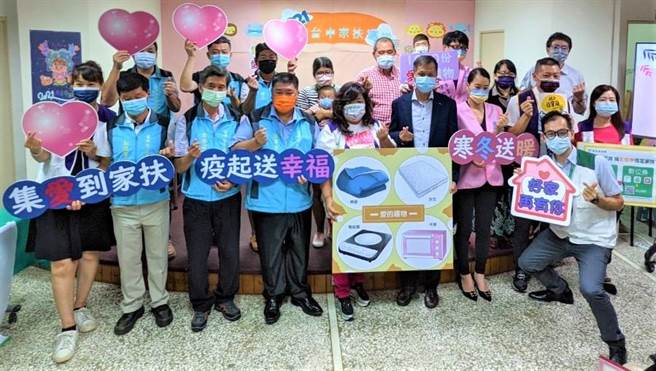 南台中家扶中心今年寒冬送暖活動共需200萬元經費，籲民眾多加使用數位平台捐款，也鼓勵捐贈五倍券。（盧金足攝）