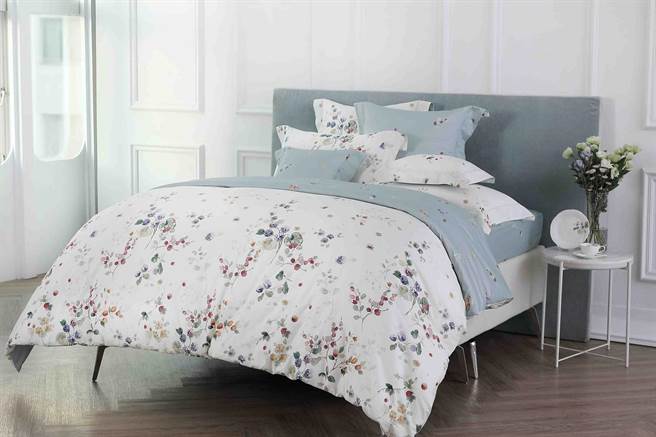 东妮寝饰X NARUMI日本精品骨瓷联名款 100%高纱支长纤棉床组，原价1万7960元 ，特价8980元，再赠防水保洁垫或健康枕一对。（远东集团提供）