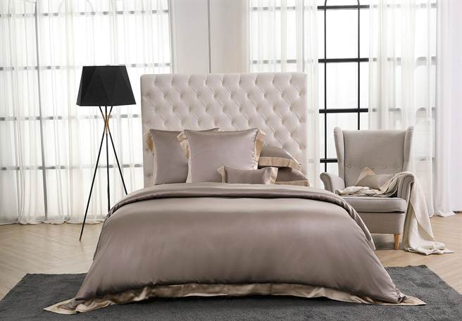 CHARISMA 100%蚕丝，琉金大地简被床包组，原价4万6000元，特价3万6800元。（远东集团提供）