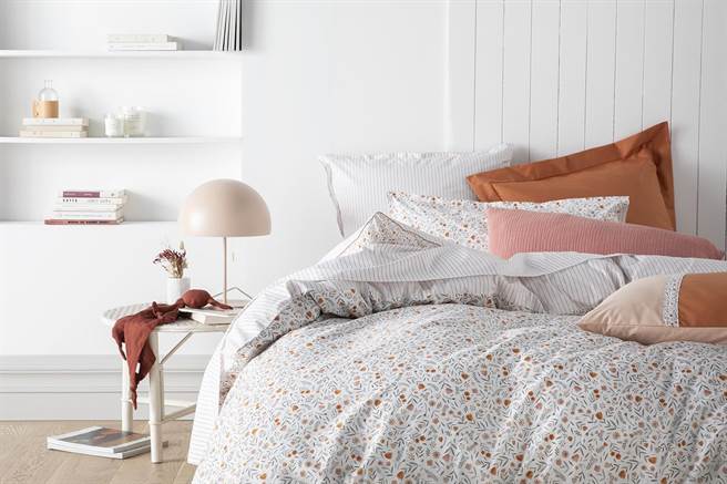 ReveEssix四件式双人床组，原价1万3800元，凭券五折价6900元。（特力集团提供