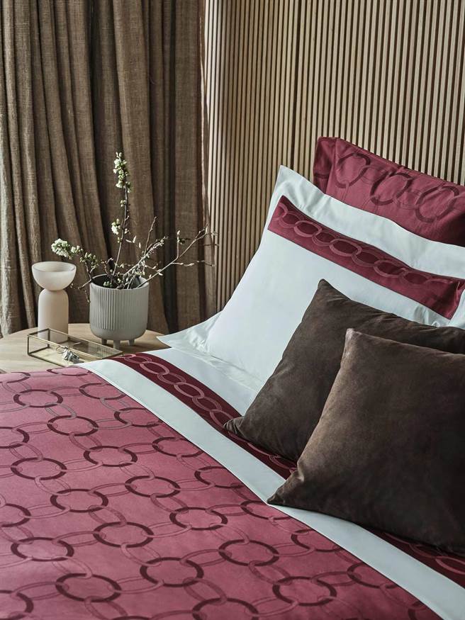 Frette经典锁链PDK加大床组，原价6万8800元，凭券五折价3万4400元。（特力集团提供）