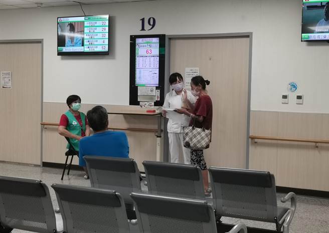 赵建铭每周二、四于台南麻豆新楼医院骨科有门诊，透过院方表示不回应。（刘秀芬摄）