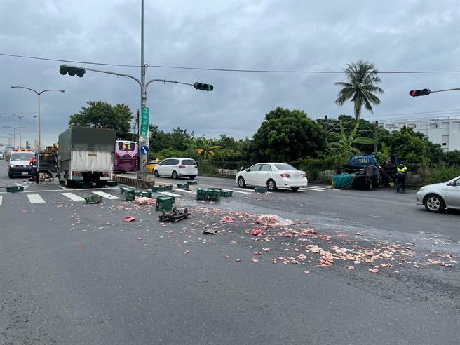 一輛小貨車下午行經永康區中正北路與蔦松一街口時，疑違規左轉衝撞發生車禍，貨車滿載生豬肉散落馬路。(民眾提供／曹婷婷台南傳真)