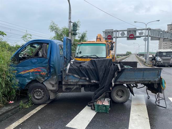 一輛小貨車下午行經永康區中正北路與蔦松一街口時，疑違規左轉衝撞發生車禍。(民眾提供／曹婷婷台南傳真)