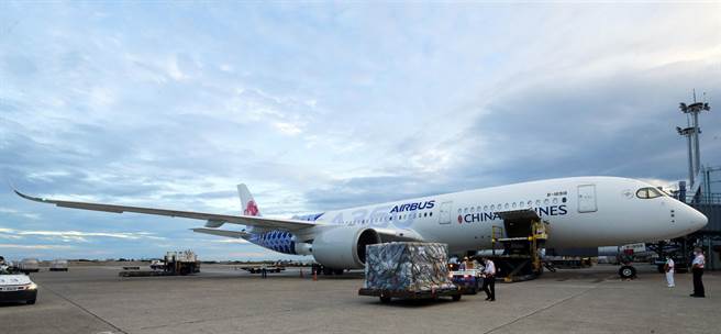 第八批82.7万剂BNT疫苗14日清晨运抵台湾。这批疫苗仍是由华航CI-62航班负责载运，清晨5点42分抵达桃园机场。（陈麒全摄）