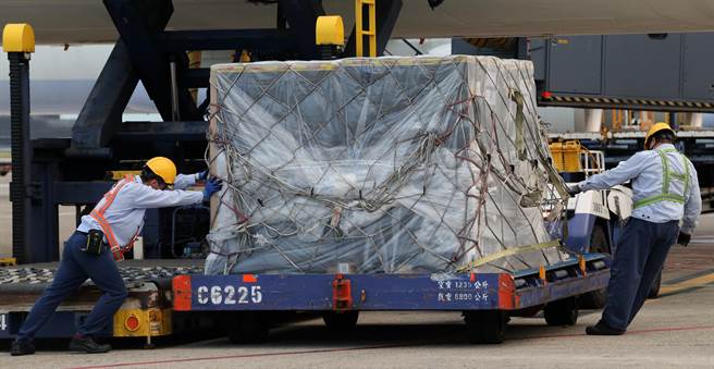 第八批82.7万剂BNT疫苗14日清晨运抵台湾。这批疫苗仍是由华航CI-62航班负责载运，清晨5点42分抵达桃园机场。（陈麒全摄）