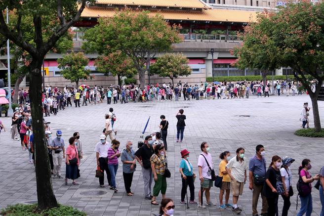 大批民眾涌入花博争艳馆接种站排队苦等，引发民怨。14日是开放的第2天，预约量达8600多人，上午排队的人龙依旧绵延到圆山捷运站下，民眾平均等待40分钟至1小时才能进入馆内。（黄世麒摄）