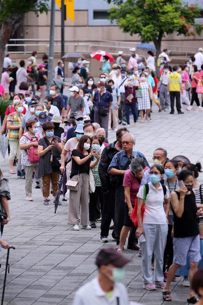 大批民眾涌入花博争艳馆接种站排队苦等，引发民怨。14日是开放的第2天，预约量达8600多人，上午排队的人龙依旧绵延到圆山捷运站下，民眾平均等待40分钟至1小时才能进入馆内。（黄世麒摄）