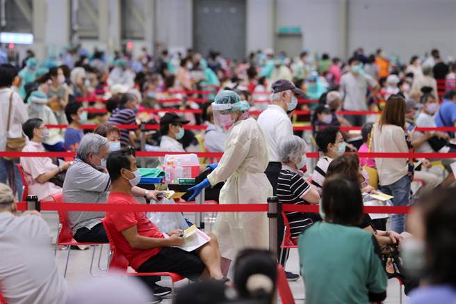 14日是开放的第2天，预约量达8600多人，花博争艳馆内18条施打线全开，提升接种效率。（黄世麒摄）