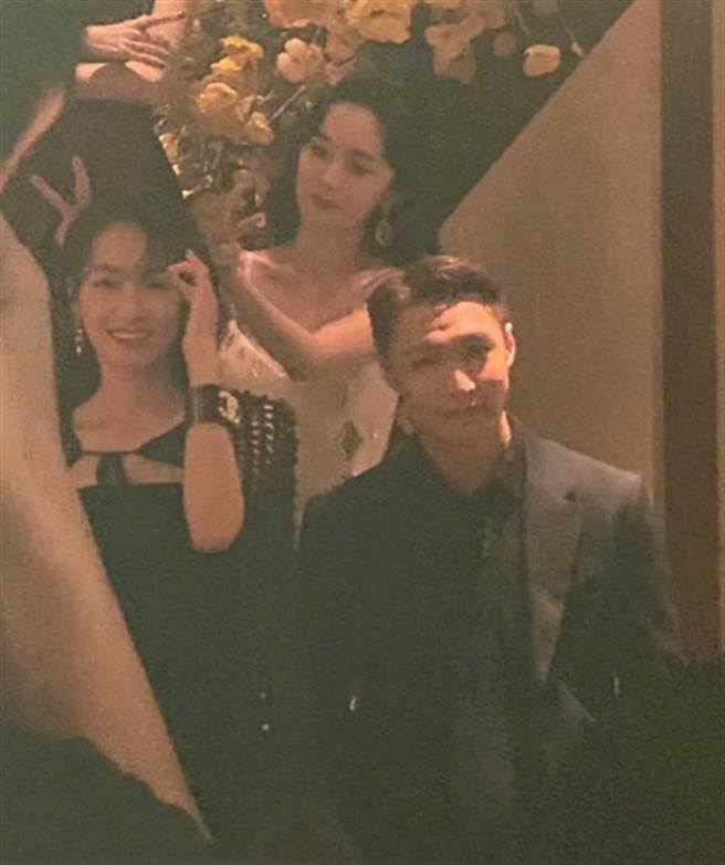 粉丝为红毯顺序吵翻，艺人在场内可是一团和气，杨幂还搞笑在宋茜头上比出兔子耳朵手势。(取自小红书)