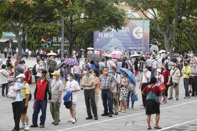昨日因现场混乱引发民怨，市政府今天派出大批工作人员疏导，秩序大致良好。（黄子明摄） 