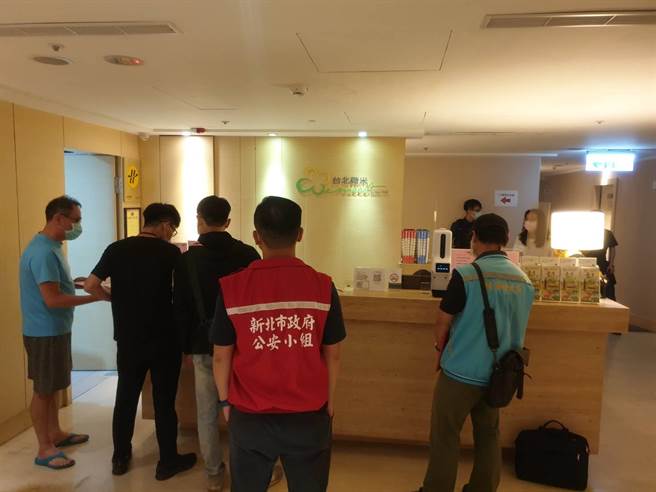 新北市公安小组今至三重区稽查老旧高层建筑。（新北市消防局提供）