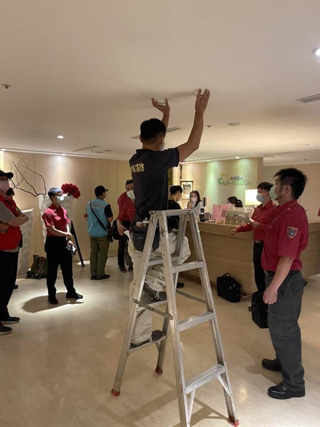 新北市公安小组今至三重区稽查老旧高层建筑。（新北市消防局提供）