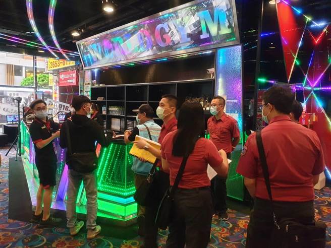 新北市公安小组今至三重区稽查老旧高层建筑。（新北市消防局提供）