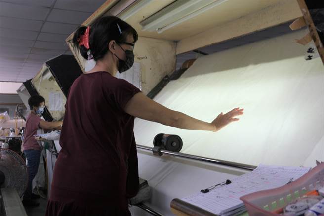 东竹国际纺织除提供高龄者工作机会外，也营造友善工作环境。（刘秀芬摄）