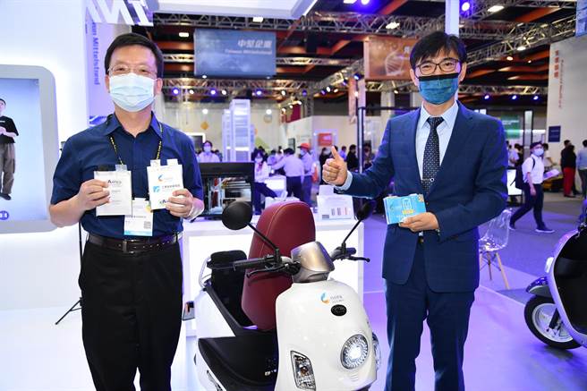 「2021 TIE台湾创新技术博览会」今在世贸一馆举办，经济部技术处处长邱求慧(右)观看工研院「高能量及高安全树脂固态电池」技术。(图／经济部技术处提供)