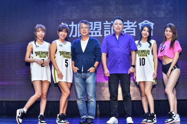 梓梓（左起）、壯壯、Up執行長葉冠義、趙正平、愛語莎、虔虔今出席Up直播X夢想家啦啦隊加盟記者會。（Up直播提供）