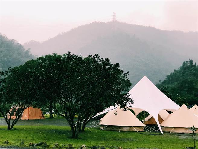 专案房客可入住「东风绿活」的「森与梦」4人帐，是纯白色系的神殿风格帐篷。（礁溪晶泉丰旅提供）