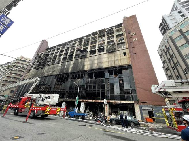 高雄鹽埕區「城中城」大樓14日凌晨發生大火，共造成46人死亡、41人輕重傷。（洪浩軒攝）