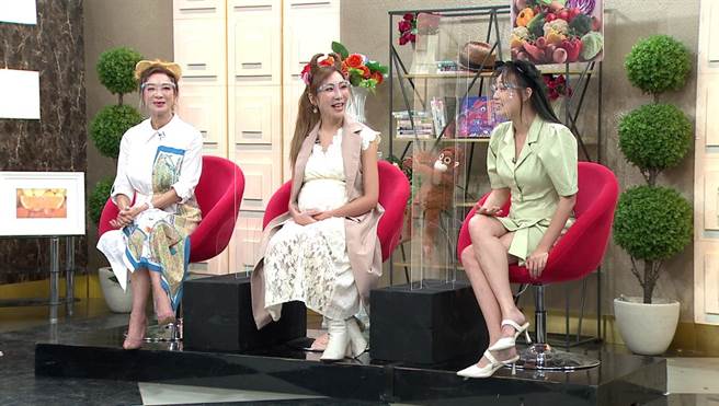 杨绣惠（左起）、李宓、ㄚ头上《听妈妈的话》分享生活趣事。（年代提供）