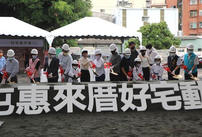 台中市長盧秀燕(前排左7)14日出席台中西屯區「惠來厝段好宅新建工程」開工動土儀式。（圖／劉朱松）
