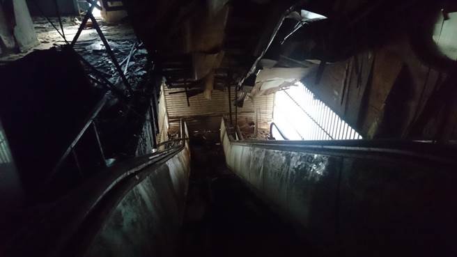 过往曾是辉煌商场的城中城大楼内部电扶梯已腐朽不堪，相当危险。(图／假文青的废墟散步)