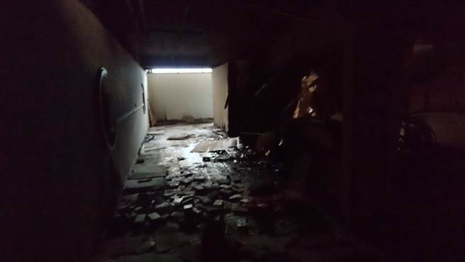 废弃的商场走廊放满了弃置的物品。(图／假文青的废墟散步)